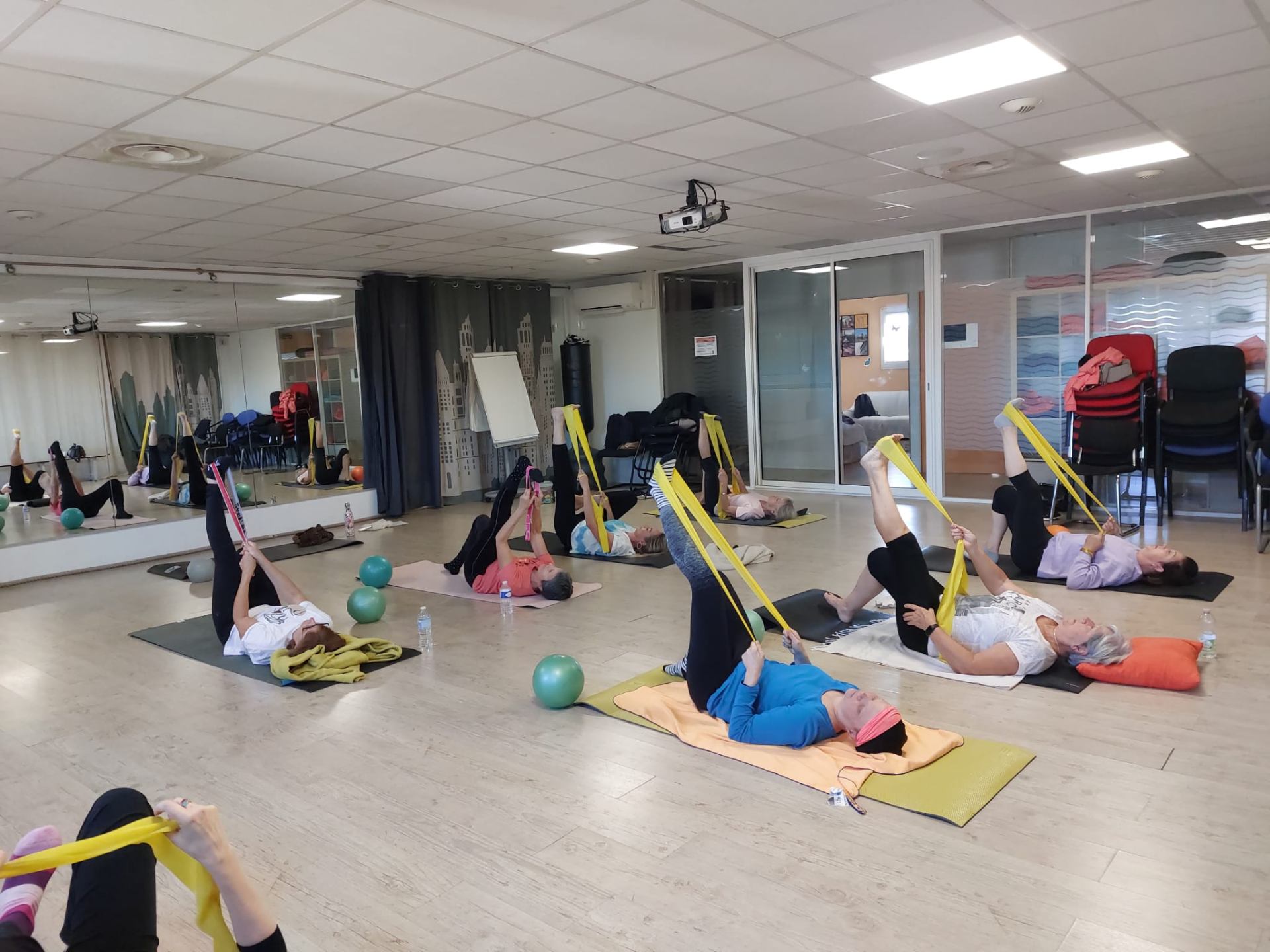 Séance d'Activité Physique Adaptée pour seniors — exercices avec élastiques
